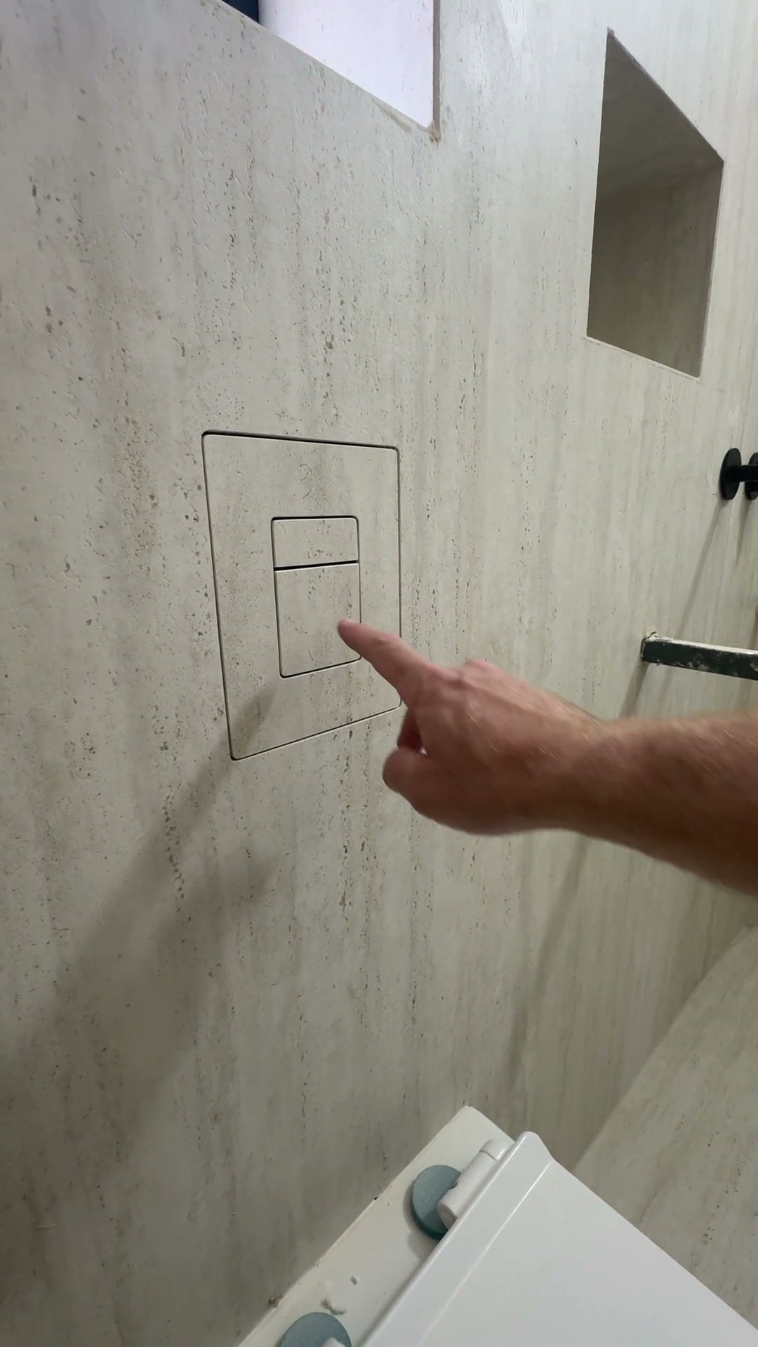 סרטון: הדגמת לחיצה על לחצן ההדחה הנסתר TPLATE G